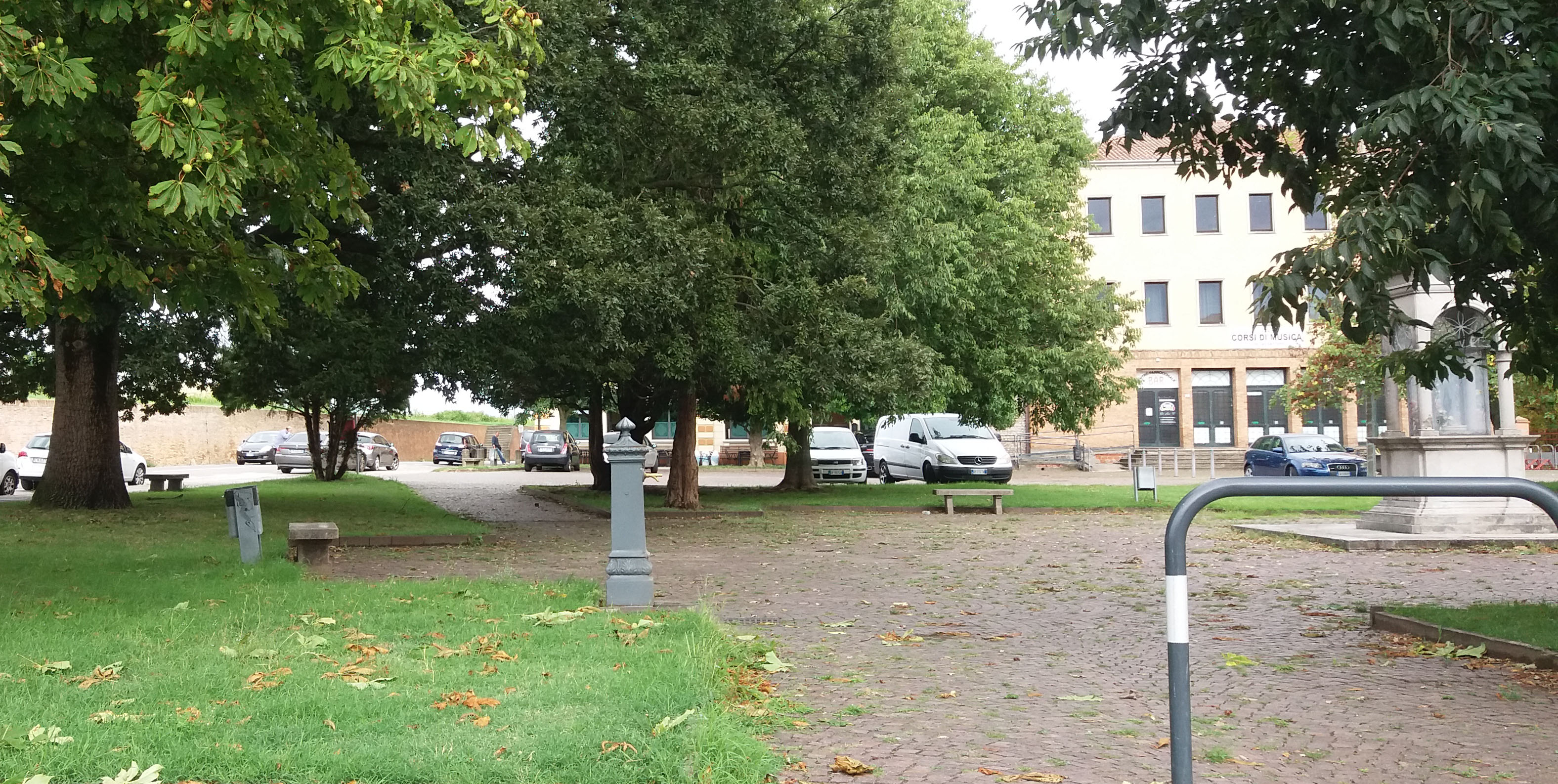 Fontanella: acqua pubblica, giardini fronte Chiesa